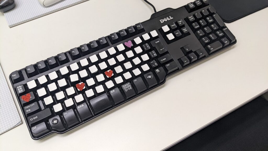 シールを貼ったキーボード